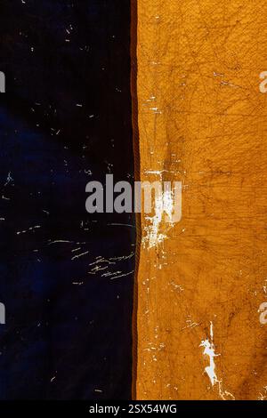 schema di sfondo astratto della tenda di tela. Texture colorata di una vecchia tenda da circo che forma figure grafiche gialle e nere. Composizione del geom astratto Foto Stock