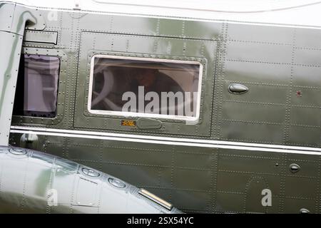 WASHINGTON – 22 febbraio 2025: Il presidente Donald Trump esce dalla finestra di Marine One mentre atterra sul South Lawn della Casa Bianca. Crediti: Joshua Sukoff/Medill News Service Foto Stock