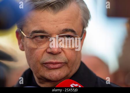 Madrid, Spagna. 22 febbraio 2025. Serhii Pohoreltsev, ambasciatore ucraino in Spagna, rilascia una dichiarazione alla stampa, durante una manifestazione nel centro di Madrid, in commemorazione del terzo anniversario dell'invasione russa dell'Ucraina. Credito: SOPA Images Limited/Alamy Live News Foto Stock
