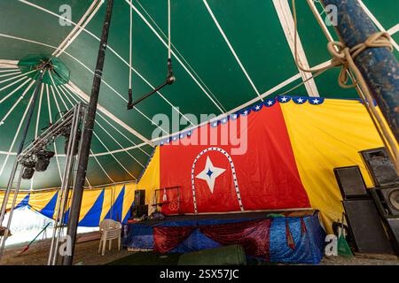Immagini multicolore di un palco su una tenda da circo nella campagna del Brasile Foto Stock