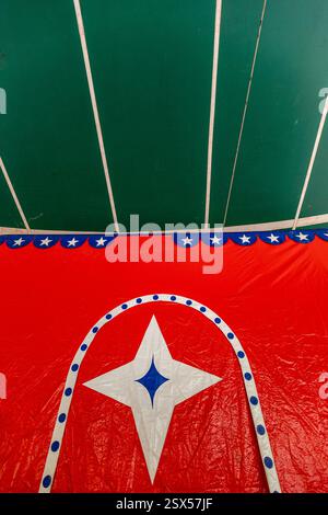 Immagini multicolore di una tenda da circo nella campagna del Brasile Foto Stock