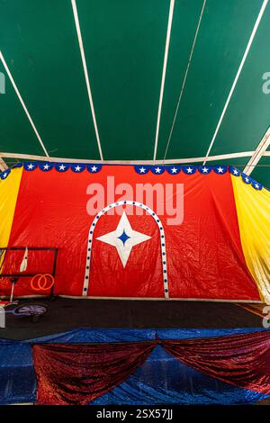 Immagini multicolore di una tenda da circo nella campagna del Brasile Foto Stock