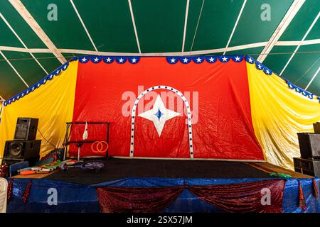 Immagini multicolore di un palco su una tenda da circo nella campagna del Brasile Foto Stock