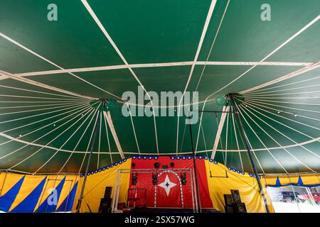 Immagini multicolore di una tenda da circo nella campagna del Brasile Foto Stock
