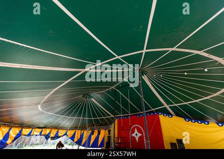 Immagini multicolore di una tenda da circo nella campagna del Brasile Foto Stock