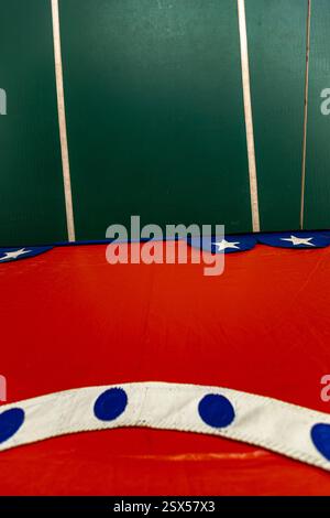 Immagini astratte multicolore di una tenda da circo nella campagna del Brasile Foto Stock