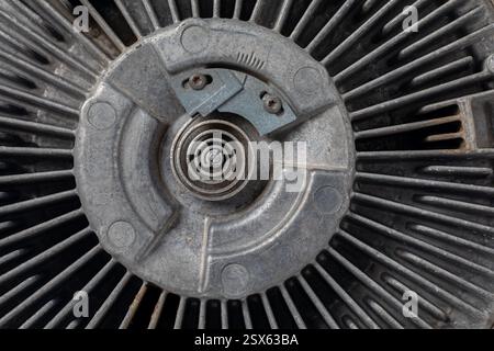 Primo piano del giunto della ventola di raffreddamento. Concetto di riparazione e manutenzione del sistema di raffreddamento automobilistico. Foto Stock