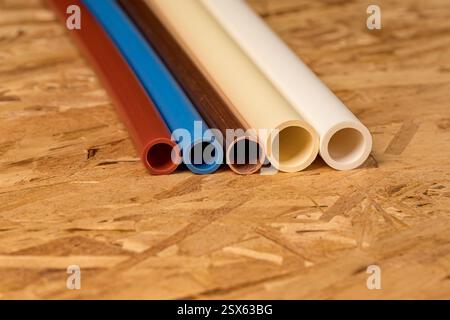 Tubi idraulici in PVC, CPVC, PEX e rame per l'alimentazione dell'acqua. Concetto di riparazione, manutenzione e ristrutturazione domestica. Foto Stock