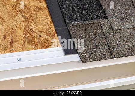 Vista in sezione dei materiali da costruzione del tetto della casa. Concetto di costruzione, riparazione e codici di costruzione di tetti. Foto Stock