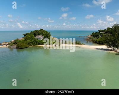 Piccola isola coperta di verde e circondata da acque turchesi cristalline, spiagge calme e una villa appartata. Capo Fahn. Koh Samui, Thailandia. Foto Stock