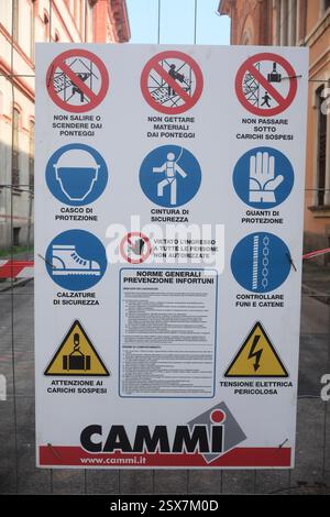 Cremona, Italia 9 febbraio 2025 cartello di sicurezza bianco per cantieri con i dispositivi di protezione individuale obbligatori (dpi) e le norme generali, allegate Foto Stock