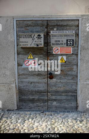 Cremona, Italia 9 febbraio 2025 porta in legno intemprata della cabina del trasformatore numero 63 a Cremona. Italia Foto Stock