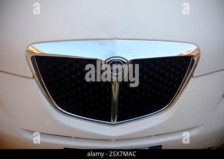 Cremona, Italia 9 febbraio 2025 Vista ravvicinata che cattura la parte anteriore di una Lancia Ypsilon bianca, sottolineando l'intricato logo e l'elegante design della griglia Foto Stock