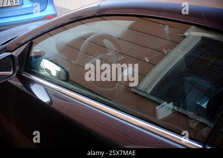 Cremona, Italia 9 febbraio 2025 volante in pelle marrone all'interno di una Mercedes Benz SLK Classe R172, una roadster di lusso parcheggiata vicino a un'auto blu Foto Stock