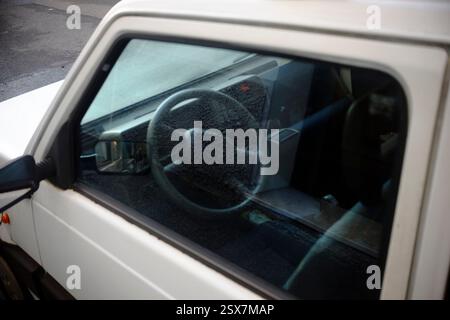 Cremona, Italia 9 febbraio 2025 volante di una Fiat Panda 4x4 Sisley bianca parcheggiata, incorniciata dalla finestra laterale, mette in risalto il design vintage e l'urba Foto Stock