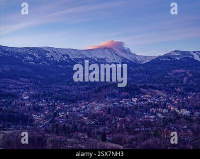 La città di Karpacz e le Montagne dei Giganti con lo Schneekoppe in una mattina d'inverno. Foto aerea. Karpacz, Jelenia Gora, bassa Slesia, Polonia, Karp Foto Stock