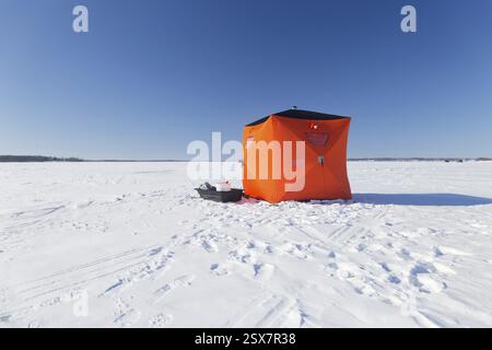 Tenda invernale per la pesca al ghiaccio sul fiume ghiacciato San Lorenzo, provincia del Quebec, Canada, Nord America Foto Stock