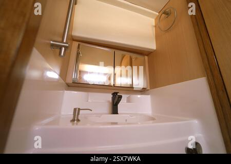 Bagno su una barca da viaggio con finestra sopra l'alto e luce naturale Foto Stock