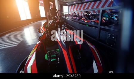 Nuovi go-kart elettrici nel moderno circuito indoor Foto Stock