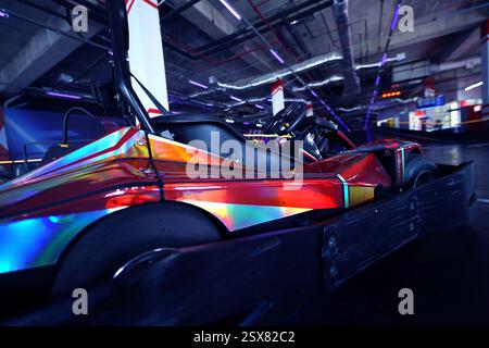 Nuovi go-kart elettrici nel moderno circuito indoor Foto Stock