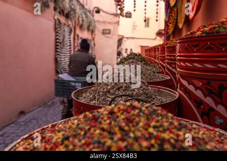 Mercato tradizionale di tè di Marrakech, spezie ed erbe aromatiche in vendita sul mercato della città vecchia in Marocco Foto Stock