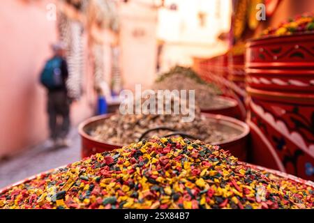 Mercato tradizionale di tè di Marrakech, spezie ed erbe aromatiche in vendita sul mercato della città vecchia in Marocco Foto Stock