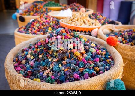 Mercato tradizionale di tè di Marrakech, spezie ed erbe aromatiche in vendita sul mercato della città vecchia in Marocco Foto Stock