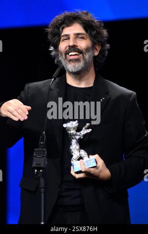 Ivan Fund mit dem Silbernen Bär Preis der Jury für El mensaje / The Message bei der Closing Ceremony mit Preisverleihung auf der Berlinale 2025 / 75. Internationale Filmfestspiele Berlin im Berlinale Palast. Berlino, 22.02.2025 *** Ivan Fund con il Silver Bear Jury Prize per El mensaje The Message alla cerimonia di chiusura con cerimonia di premiazione al Berlinale 2025 75 Berlin International Film Festival al Berlinale Palast Berlin, 22 02 2025 foto:Xn.xKubelkax/xFuturexImagex Closing berlinale 5493 Foto Stock