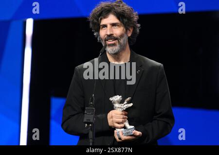 Ivan Fund mit dem Silbernen Bär Preis der Jury für El mensaje / The Message bei der Closing Ceremony mit Preisverleihung auf der Berlinale 2025 / 75. Internationale Filmfestspiele Berlin im Berlinale Palast. Berlino, 22.02.2025 *** Ivan Fund con il Silver Bear Jury Prize per El mensaje The Message alla cerimonia di chiusura con cerimonia di premiazione al Berlinale 2025 75 Berlin International Film Festival al Berlinale Palast Berlin, 22 02 2025 foto:Xn.xKubelkax/xFuturexImagex Closing berlinale 5495 Foto Stock