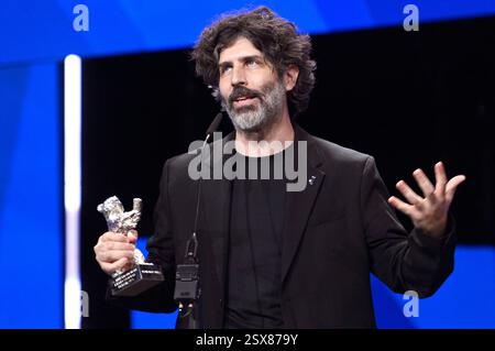 Ivan Fund mit dem Silbernen Bär Preis der Jury für El mensaje / The Message bei der Closing Ceremony mit Preisverleihung auf der Berlinale 2025 / 75. Internationale Filmfestspiele Berlin im Berlinale Palast. Berlino, 22.02.2025 *** Ivan Fund con il Silver Bear Jury Prize per El mensaje The Message alla cerimonia di chiusura con cerimonia di premiazione al Berlinale 2025 75 Berlin International Film Festival al Berlinale Palast Berlin, 22 02 2025 foto:Xn.xKubelkax/xFuturexImagex Closing berlinale 5497 Foto Stock