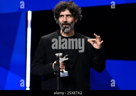 Ivan Fund mit dem Silbernen Bär Preis der Jury für El mensaje / The Message bei der Closing Ceremony mit Preisverleihung auf der Berlinale 2025 / 75. Internationale Filmfestspiele Berlin im Berlinale Palast. Berlino, 22.02.2025 *** Ivan Fund con il Silver Bear Jury Prize per El mensaje The Message alla cerimonia di chiusura con cerimonia di premiazione al Berlinale 2025 75 Berlin International Film Festival al Berlinale Palast Berlin, 22 02 2025 foto:Xn.xKubelkax/xFuturexImagex Closing berlinale 5496 Foto Stock