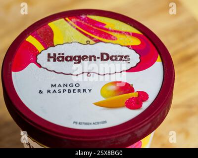 Swinton, Manchester, Regno Unito, 02-15-2025: Vasca di mango Haagen Dazs e gelato ai lamponi. Foto Stock