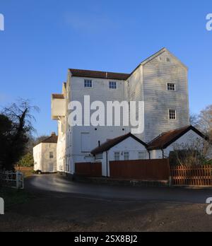Una vista del mulino ad acqua di Buxton con strada che attraversa il fiume Bure nella campagna del Norfolk settentrionale a Buxton, Norfolk, Inghilterra, Regno Unito. Foto Stock