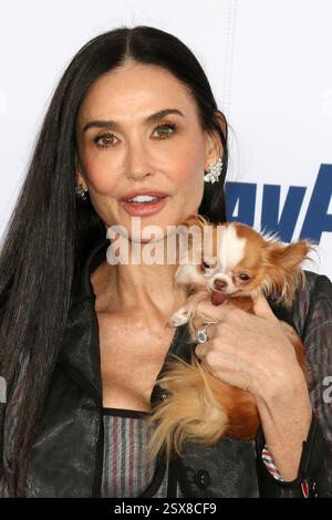 23 febbraio 2025, Santa Monica, CA, Stati Uniti: LOS ANGELES - 22 febbraio: Demi Moore ai 2025 Film Independent Spirit Awards a Beach il 22 febbraio 2025 a Santa Monica, CA (Credit Image: © Kay Blake/ZUMA Press Wire) SOLO PER USO EDITORIALE! Non per USO commerciale! Foto Stock