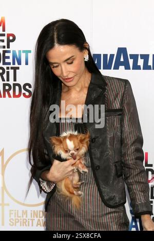23 febbraio 2025, Santa Monica, CA, Stati Uniti: LOS ANGELES - 22 febbraio: Demi Moore ai 2025 Film Independent Spirit Awards a Beach il 22 febbraio 2025 a Santa Monica, CA (Credit Image: © Kay Blake/ZUMA Press Wire) SOLO PER USO EDITORIALE! Non per USO commerciale! Foto Stock