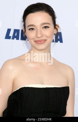 23 febbraio 2025, Santa Monica, CA, Stati Uniti: LOS ANGELES - 22 febbraio: Mikey Madison ai 2025 Film Independent Spirit Awards a Beach il 22 febbraio 2025 a Santa Monica, CA (Credit Image: © Kay Blake/ZUMA Press Wire) SOLO PER USO EDITORIALE! Non per USO commerciale! Foto Stock