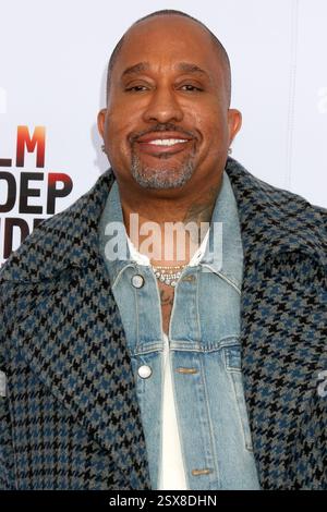 23 febbraio 2025, Santa Monica, CA, Stati Uniti: LOS ANGELES - 22 febbraio: Kenya Barris ai 2025 Film Independent Spirit Awards a Beach il 22 febbraio 2025 a Santa Monica, CA (Credit Image: © Kay Blake/ZUMA Press Wire) SOLO USO EDITORIALE! Non per USO commerciale! Foto Stock