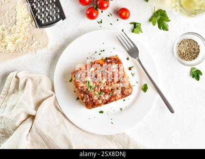 Lasagne con salsa alla bolognese e ricotta su fondo bianco. Vista dall'alto, disposizione piatta Foto Stock