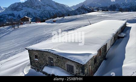 Piemonte Italia Sansicario. Località sciistica innevata e montagne bellissime. Alpi. Alpine Mountain View vacanza sciistica viaggi all'aperto splendida landsca invernale Foto Stock