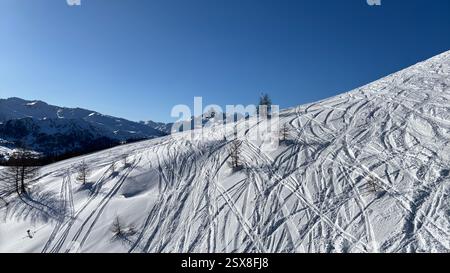 Piemonte Italia Sansicario. Località sciistica innevata e montagne bellissime. Alpi. Alpine Mountain View vacanza sciistica viaggi all'aperto splendida landsca invernale Foto Stock
