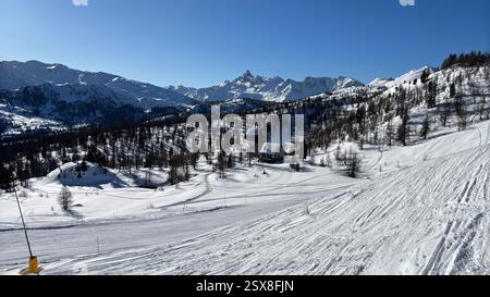 Piemonte Italia Sansicario. Località sciistica innevata e montagne bellissime. Alpi. Alpine Mountain View vacanza sciistica viaggi all'aperto splendida landsca invernale Foto Stock