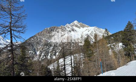 Piemonte Italia Sansicario. Località sciistica innevata e montagne bellissime. Alpi. Alpine Mountain View vacanza sciistica viaggi all'aperto splendida landsca invernale Foto Stock