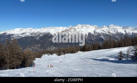 Piemonte Italia Sansicario. Località sciistica innevata e montagne bellissime. Alpi. Alpine Mountain View vacanza sciistica viaggi all'aperto splendida landsca invernale Foto Stock