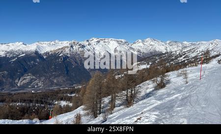 Piemonte Italia Sansicario. Località sciistica innevata e montagne bellissime. Alpi. Alpine Mountain View vacanza sciistica viaggi all'aperto splendida landsca invernale Foto Stock