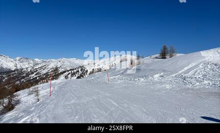 Piemonte Italia Sansicario. Località sciistica innevata e montagne bellissime. Alpi. Alpine Mountain View vacanza sciistica viaggi all'aperto splendida landsca invernale Foto Stock