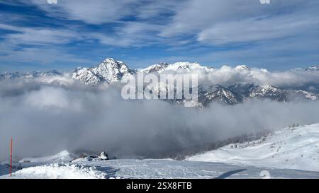 Piemonte Italia Sansicario. Località sciistica innevata e montagne bellissime. Alpi. Alpine Mountain View vacanza sciistica viaggi all'aperto splendida landsca invernale Foto Stock