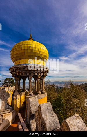 Ammira la splendida cupola gialla del Palazzo Nazionale di pena, adagiata su un bellissimo cielo blu, che offre vedute panoramiche delle vibranti terre di Sintra Foto Stock