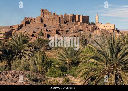La Kasbah di Tifoultoute, situata nella provincia di Ouarzazate del Marocco, è una fortezza storica che esemplifica la tradizionale architettura marocchina Foto Stock