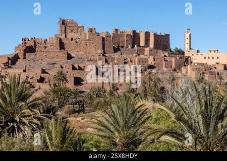 La Kasbah di Tifoultoute, situata nella provincia di Ouarzazate del Marocco, è una fortezza storica che esemplifica la tradizionale architettura marocchina Foto Stock