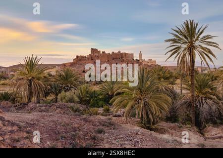 La Kasbah di Tifoultoute, situata nella provincia di Ouarzazate del Marocco, è una fortezza storica che esemplifica la tradizionale architettura marocchina Foto Stock